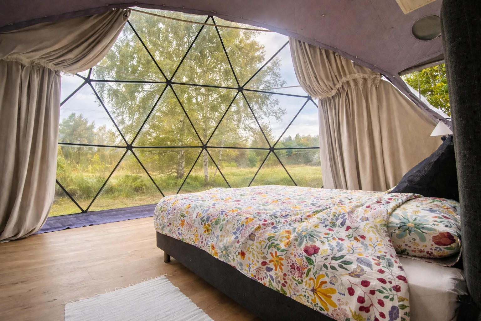 Voodi lillelise tekiga klaaskuplis